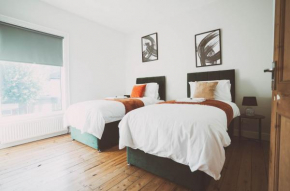 COSY 5bed 2bath Well Equipped House in Coventry City near Amenties makes great DIGS WI-FI ON STREET PARKING SMART TVs IN ROOMS